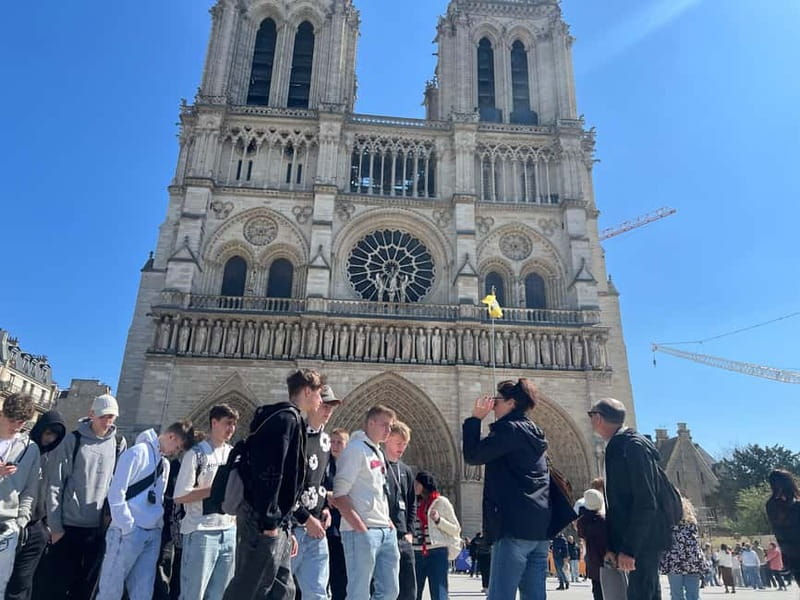 Paris: Notre-Dame Cathedral Exterior Tour & Free Entrance - Where you meet and how the route sets you up for photos