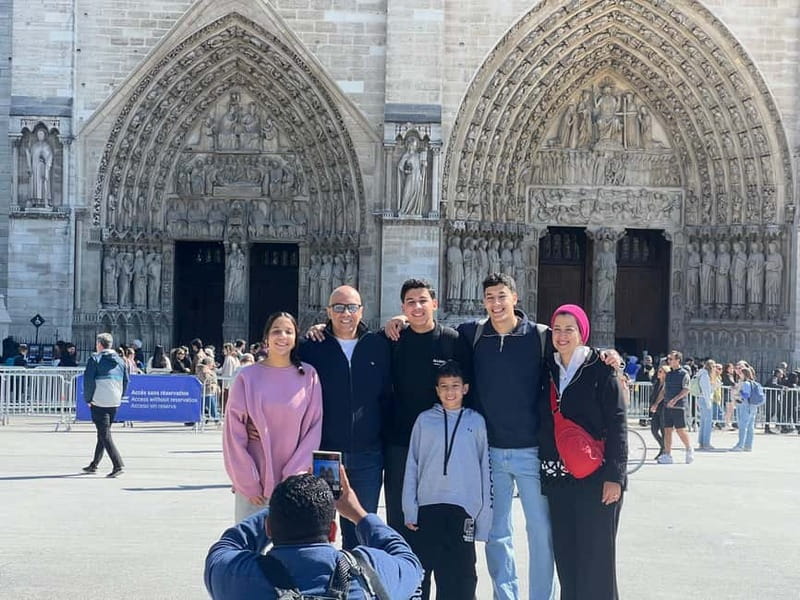 Paris: Notre-Dame Cathedral Exterior Tour & Free Entrance - The photo stop at Notre-Dame: how to make the most of your 30 minutes