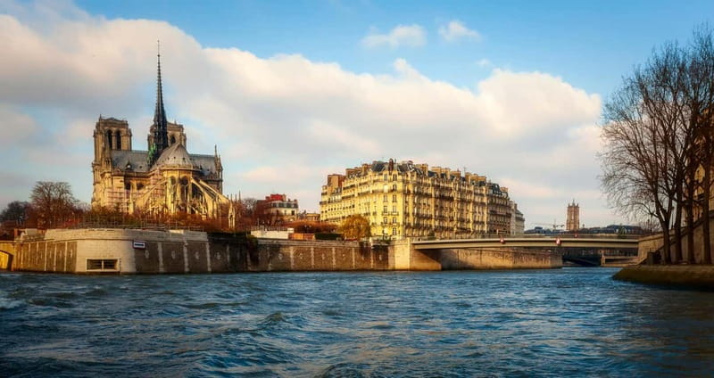 Paris: Notre Dame Exterior Guided Tour - Small Group - Guides and language quality: the Hexyl factor
