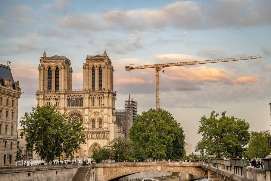 Paris: Notre Dame Outside Tour and Sainte Chapelle Ticket - The island walk: Place Dauphine, royal streets, and a stop at Shakespeare and Company