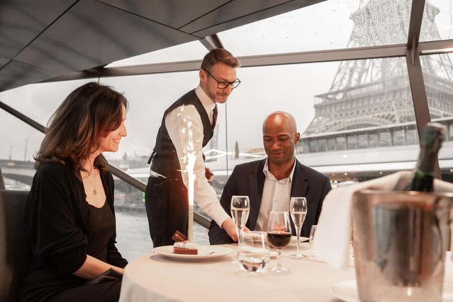 Paris : NYE Special Diner Cruise on the Seine River - The Seine route: Ile de la Cité, bridges, quays, and riverfront views