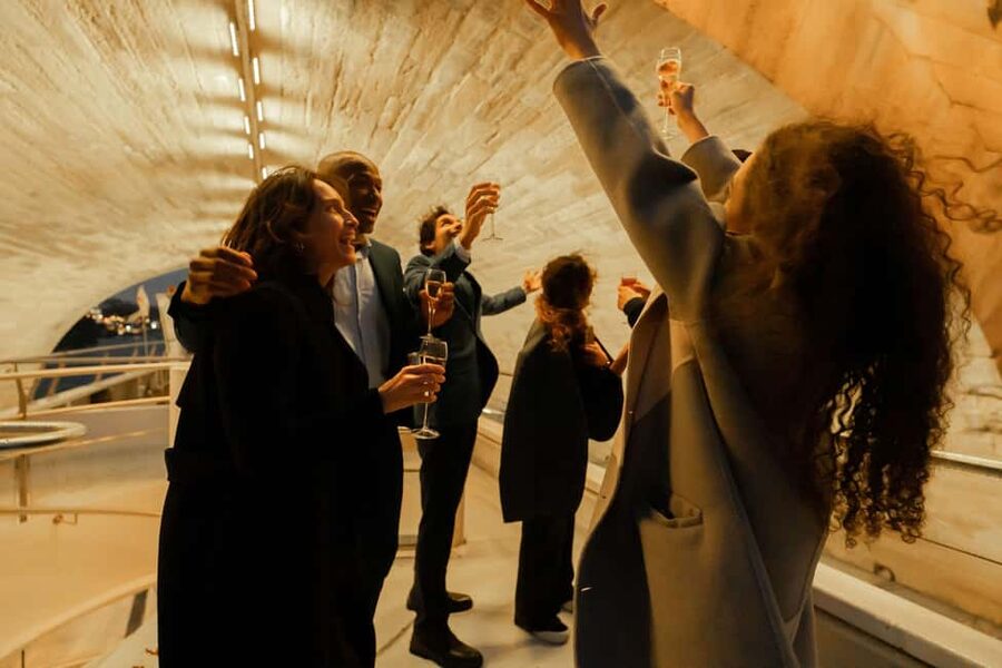 Paris : NYE Special Diner Cruise on the Seine River - 9pm piano and violin, plus the after-return plan until 1am