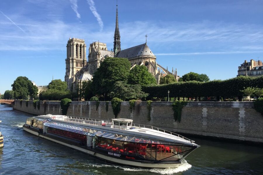 Paris : NYE Special Diner Cruise on the Seine River - New Years timing reality check: when midnight might not be the sailing highlight