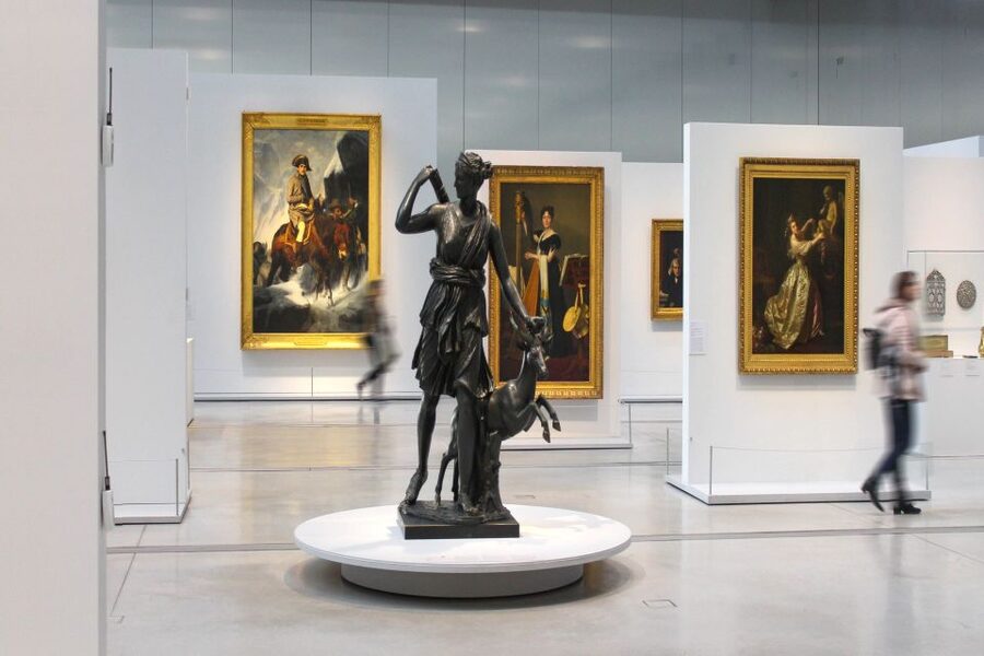 Paris Old Town Highlights Guided Walking Tour - The 2-hour Paris Old Town route: Louvre courtyards to Notre-Dame