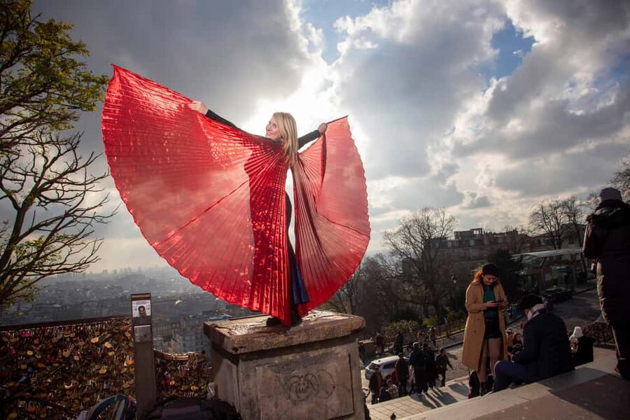 Paris: Opera Singer Guide in Montmartre - Opera-soprano magic starts at Place des Abbesses