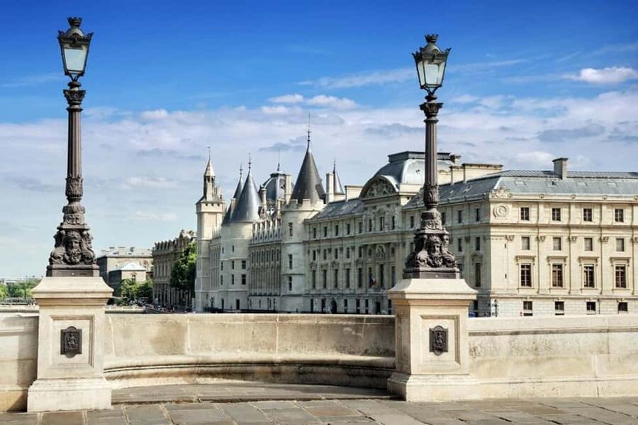 Paris Passlib' City: Official Pass with 5 Top Attractions - Quirky choices, bikes, and attractions that add variety