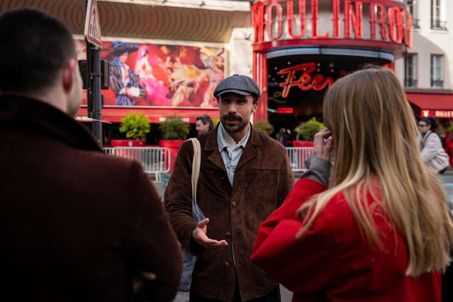 Paris : Pastries and Tragedies, The sweet tour of Montmartre - Meeting at Place Blanche, and what to look for right away