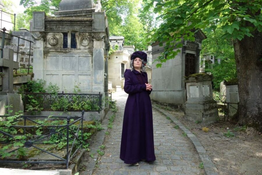 Paris: Père Lachaise Cemetery Guided by the Great Sibylle - Getting the Most Out of the Theatrical Storytelling