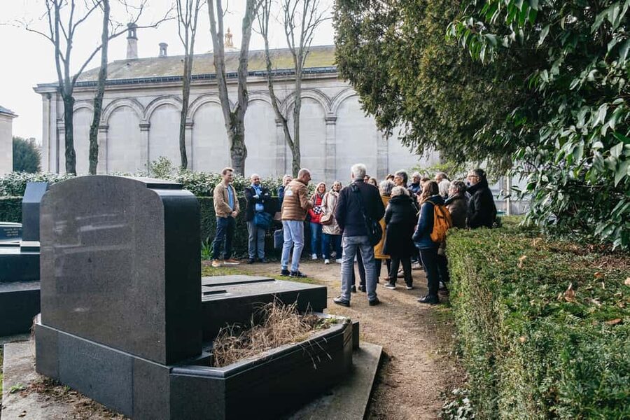 Paris: Pere Lachaise Cemetery Guided Tour - Cobblestones, wandering, and how to pace yourself for 3 hours