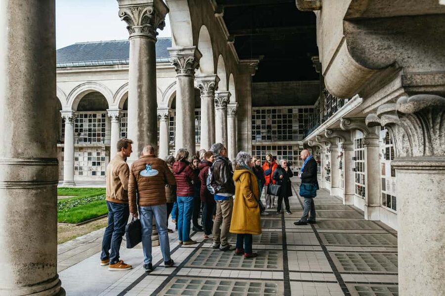 Paris: Pere Lachaise Cemetery Guided Tour - Should you book Père Lachaise with a guided tour?
