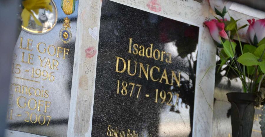 Paris: Père Lachaise Cemetery Private Tour - Expect iconic graves, and also the off-beaten corners that make it memorable