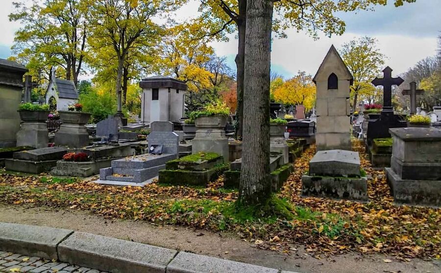 Paris: Père Lachaise Cemetery Visit with Seine River Cruise - Père Lachaise at walking pace, with an audio app that guides your route