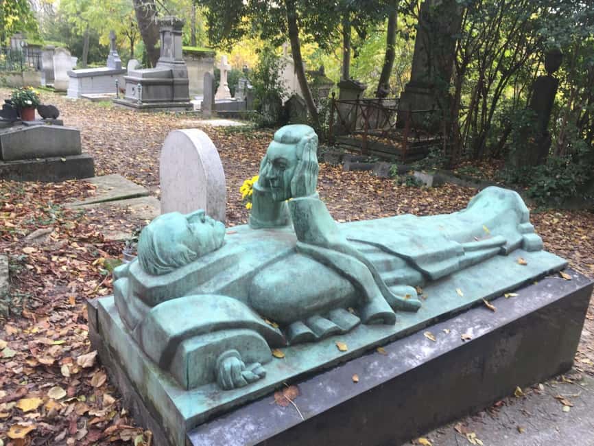 Paris: Père Lachaise Cemetery Visit with Seine River Cruise - How to enjoy Père Lachaise respectfully (and why that quiet matters)