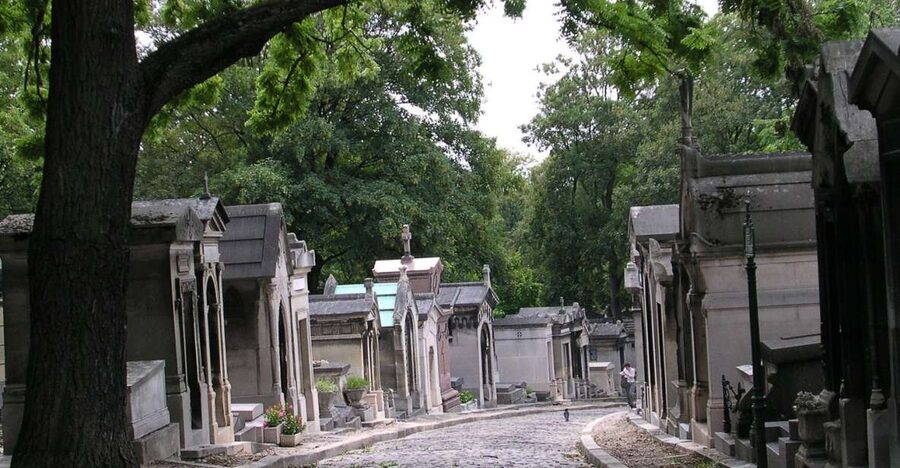 Paris: Père Lachaise Cemetery Walking Tour - Artistic tombstones: where Piaf and Wilde bring the stone to life