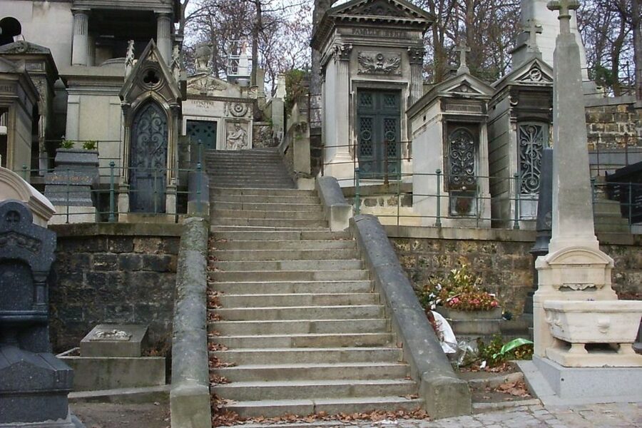 Paris: Père Lachaise Cemetery Walking Tour - Finding your bearings at the entrance in Paris’s 20th