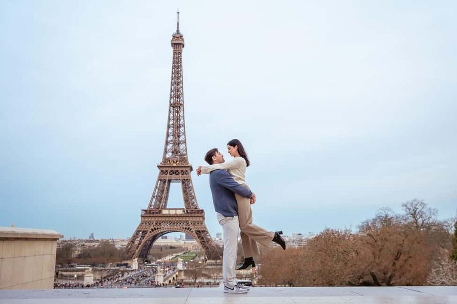 Paris photographer 1h near the Eiffel Tower or in Paris - Key highlights that matter before you book