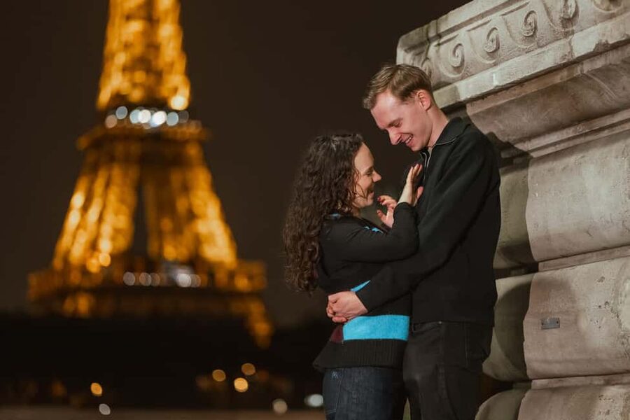 Paris photographer 1h near the Eiffel Tower or in Paris - Why a one-hour Eiffel Tower photo session can be your best Paris buy