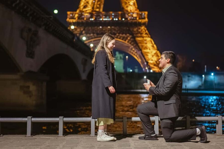 Paris photographer 1h near the Eiffel Tower or in Paris - What makes the photographer experience feel different: friendly professionalism