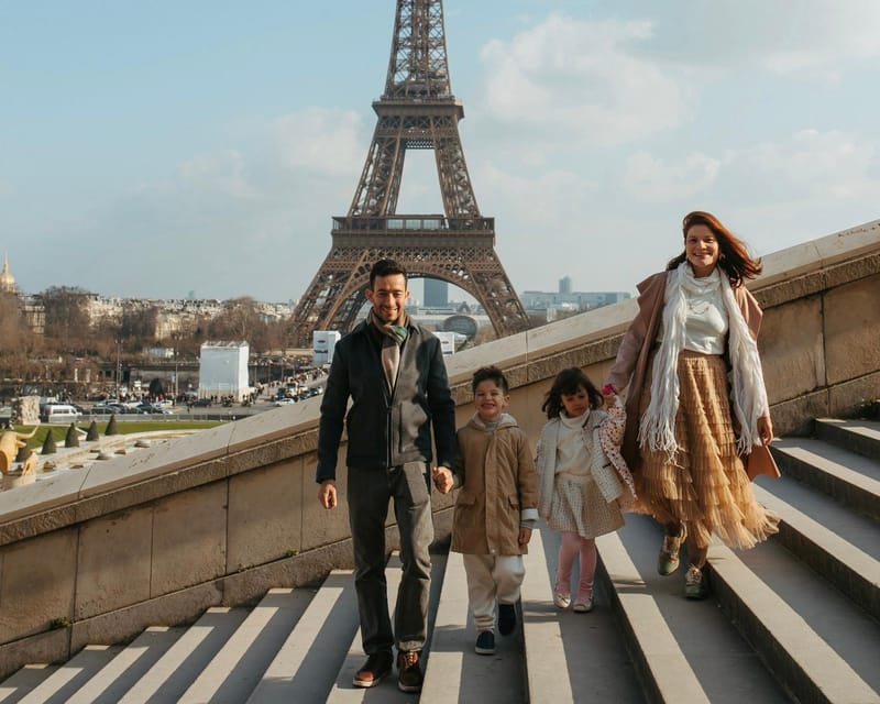 Paris: Photoshoot at the Eiffel Tower / Arc de Triomphe - Photographer direction that makes photos look natural, not stiff