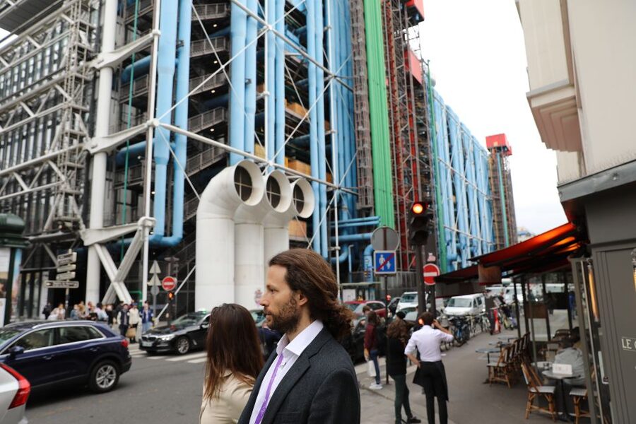 Paris: Pompidou Centre Private Guided Tour - Finding Your Guide at Stravinsky Fountain With a Red Tote