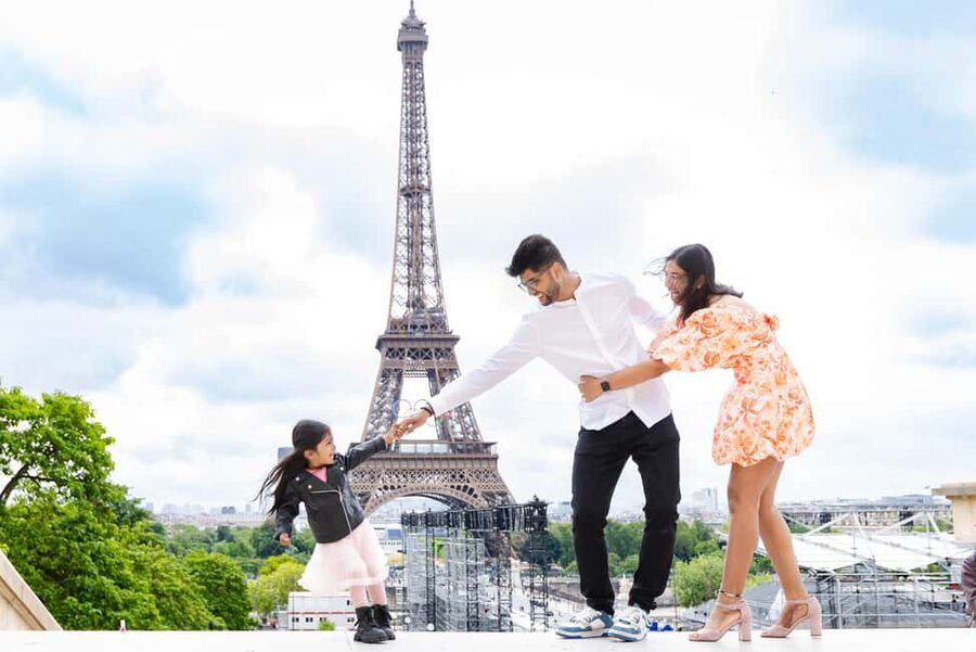 Paris: Premium Photoshoot with Iconic Eiffel Tower Views - Working With a Photographer Who Guides Poses (Bojan and Jona as Examples)