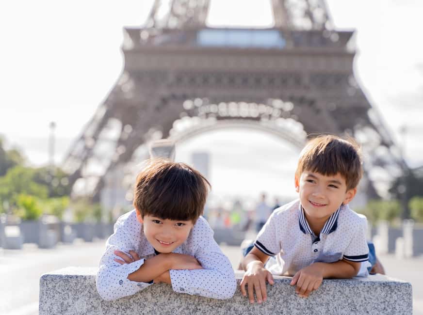 Paris: Premium Photoshoot with Iconic Eiffel Tower Views - Session Lengths: 15 Minutes for People Who Hate Waiting