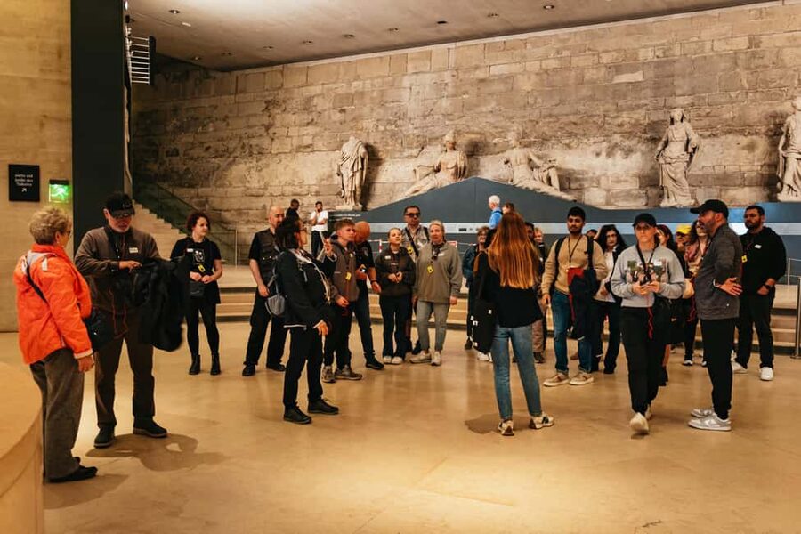 Paris: Priority Access Louvre with Host -Direct to Mona Lisa - Finding Your Host at Carrousel Arch (So You Don’t Wander)