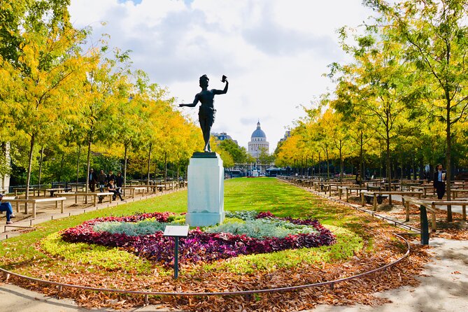 Paris: Private City Tour by Car with Driver and Guide - Notre-Dame and Île de la Cité: where the walk breaks actually matter