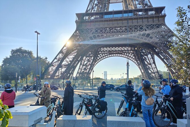 Paris : Private electric bike tour with wine and cheese tasting - Eiffel Tower, Pont Alexandre III, and Invalides in One Guided Flow