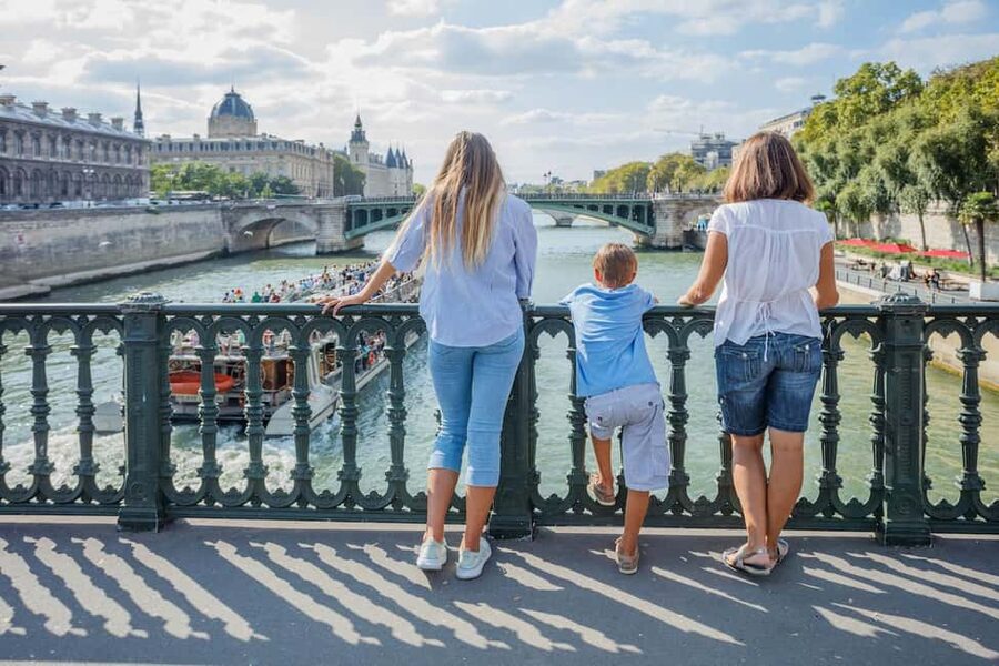 Paris: Private Family Tour, Highlights and Museum Visit - Notre Dame: outside views and the hunchback story thread