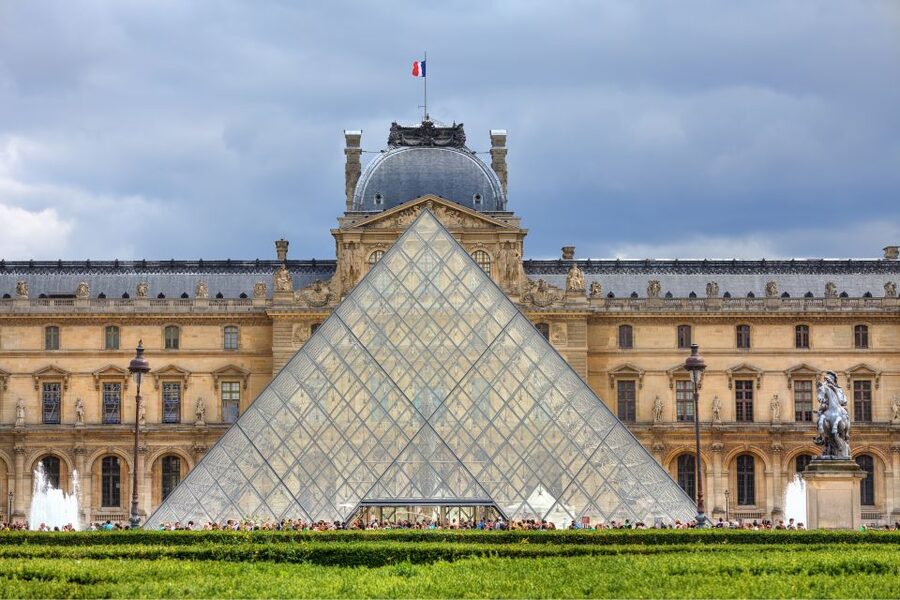Paris: Private Family Tour, Highlights and Museum Visit - Square du Vert-Galant and the Seine moments