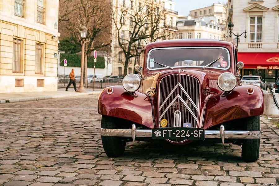 Paris: Private Guided City Tour in a Traction Avant or DS 21 - Vintage Citroën Comfort: Traction Avant or DS 21 in Paris Traffic