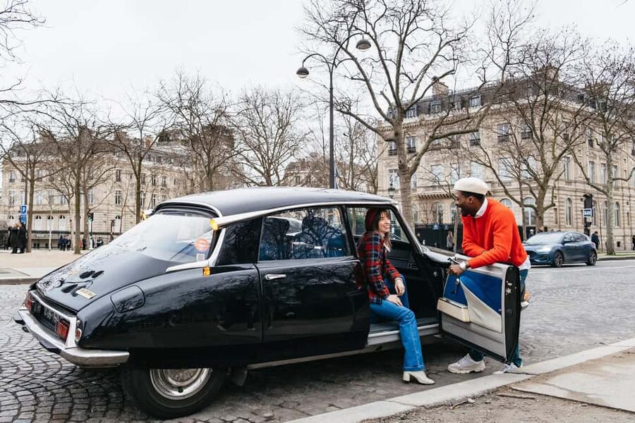 Paris: Private Guided City Tour in a Traction Avant or DS 21 - Concorde to Champs-Élysées: Your First Hour of Paris in One Sweep