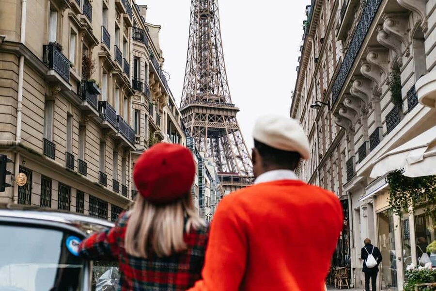 Paris: Private Guided City Tour in a Traction Avant or DS 21 - Louvre Area, Notre-Dame Area, and the Pantheon as a Grand Finale