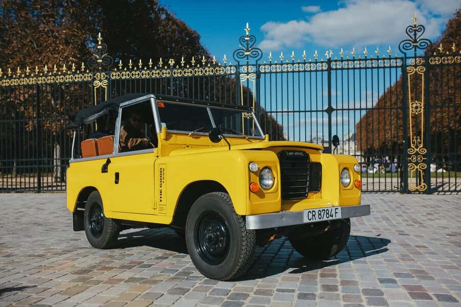 Paris: Private Guided Tour in a vintage Land Rover - The guide experience: anecdotes are the product, not just transportation