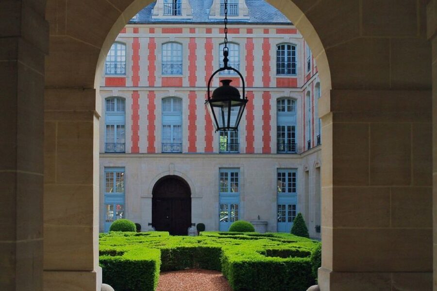 Paris: Private Guided Tour of Marais disctrict - Place des Vosges: the classic square that makes everything make sense