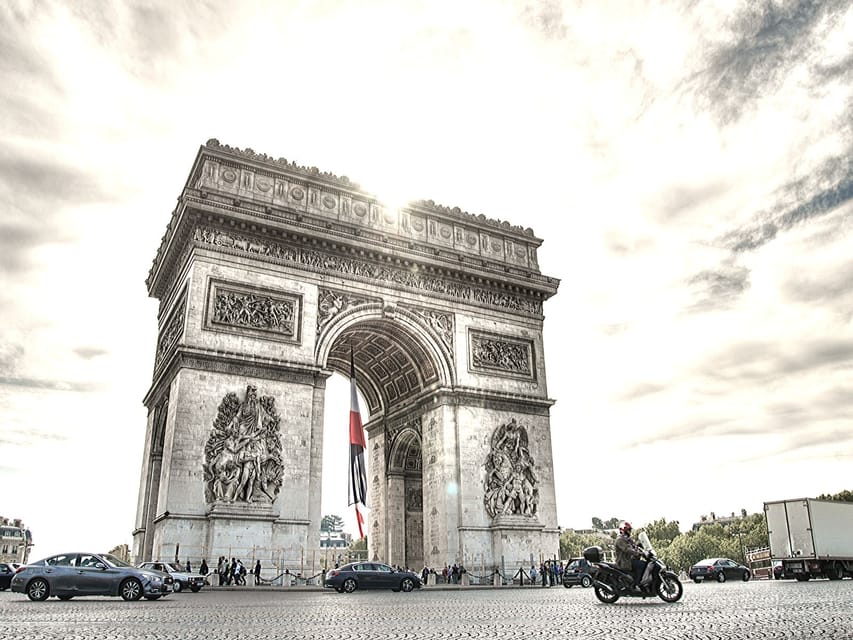 Paris: Private Layover Tour - Louvre glass pyramid and Place Vendôme panoramas without the crowd stress