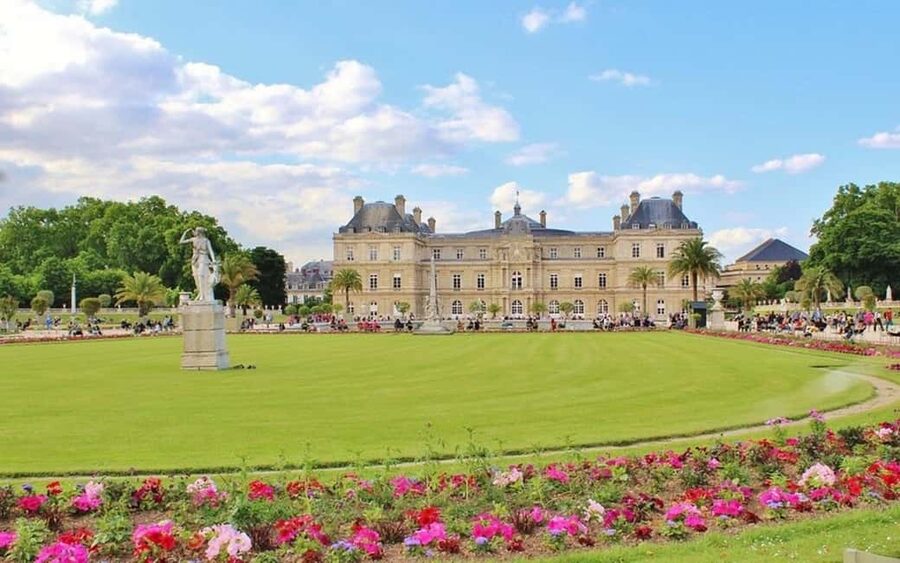 Paris: Private Layover Tour with Airport Pickup & Dropoff - Place Vendôme and the Louvre: big names, smart pacing