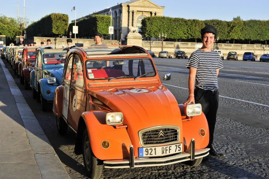 Paris: Private little-known places tour in Citroën 2CV 2h - Comfort in a small vintage car: plan for real-world limits
