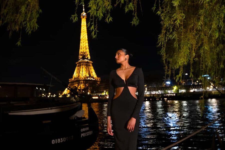 Paris: Private Photoshoot near any chosen Landmark - Pick your landmark: Eiffel Tower, Arc de Triomphe, Notre-Dame, and smarter angles