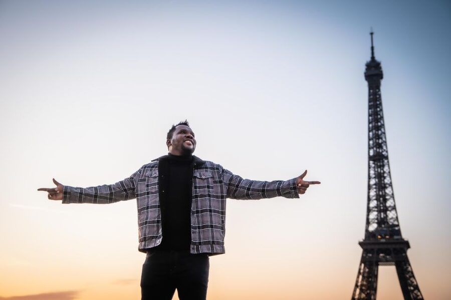 Paris: Private Photoshoot Near the Eiffel Tower - French architecture stops: you get more than one Eiffel Tower photo