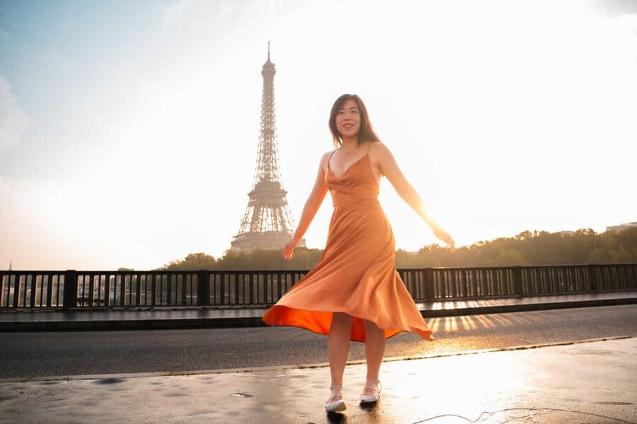 Paris: Private Photoshoot Near the Eiffel Tower - Editing speed: 24 hours for 30 edited photos