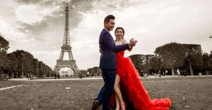Paris: Private Professional Photo Shoot - Eiffel Tower and Champs de Mars gardens for the iconic couple and family shot