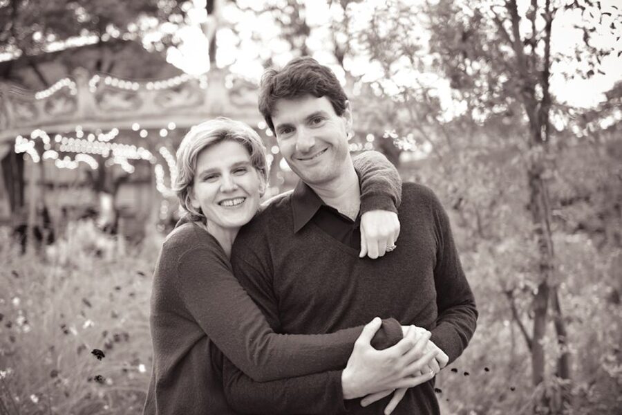 Paris: Private Professional Photo Shoot - Pont des Arts and Seine viewpoints for romance with a visible story