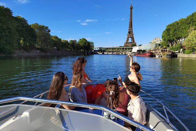 Paris Private Seine River Cruise with your Captain Guide - Pont Neuf, Pont des Arts, and why the oldest and newest stories sit side by side