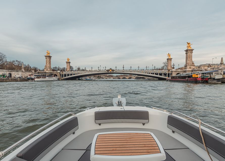 Paris: Private Seine River Cruise - Choosing the Initiation, Exploration, or Conquête option