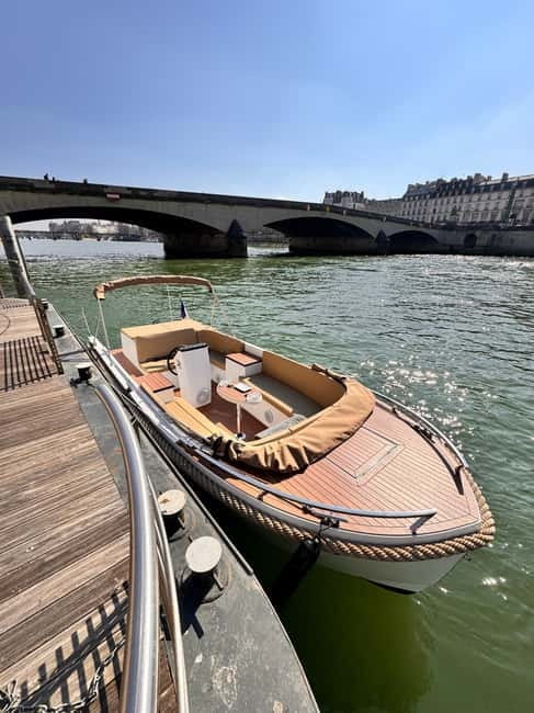 Paris: Private Small Boat Cruise with Rosé and Macarons - Stop-by-stop: what each moment is actually good for