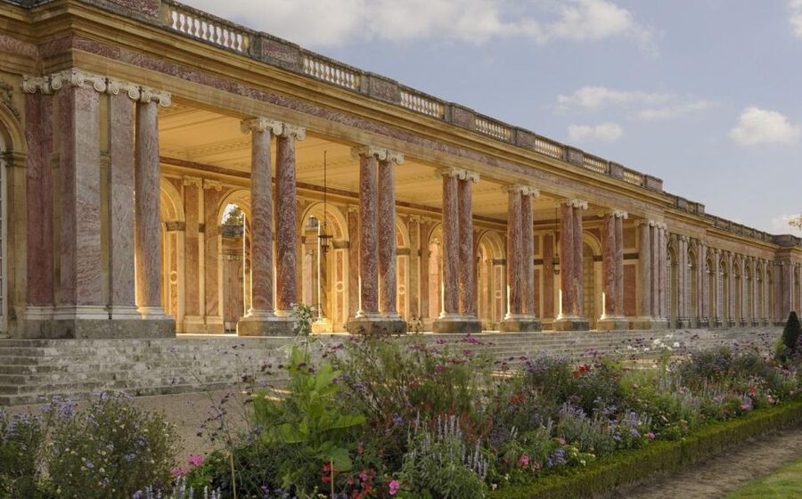 PARIS: Private transfer Château Versailles van 7 people 4H - Pickup in Paris, driver communication, and how the van experience feels