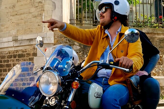 Paris: Private Vintage Sidecar Tour with Pick-Up at your Hotel - Louvre pyramid and Musée dOrsay without museum marathons