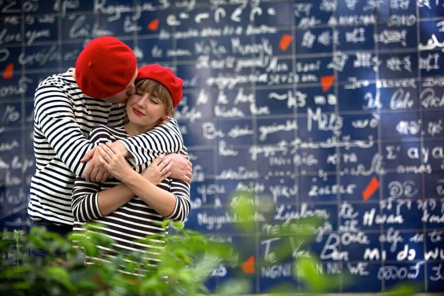 Paris Pro Photography: Best Private Photoshoot - What to wear, what to bring, and how to handle rain or crowds
